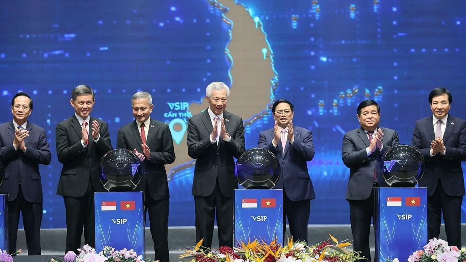 Thủ tướng Phạm Minh Chính và Thủ tướng Singapore Lý Hiển Long cùng các đại biểu thực hiện nghi thức Khởi công các Dự án mới của VSIP. Ảnh: Văn Giang