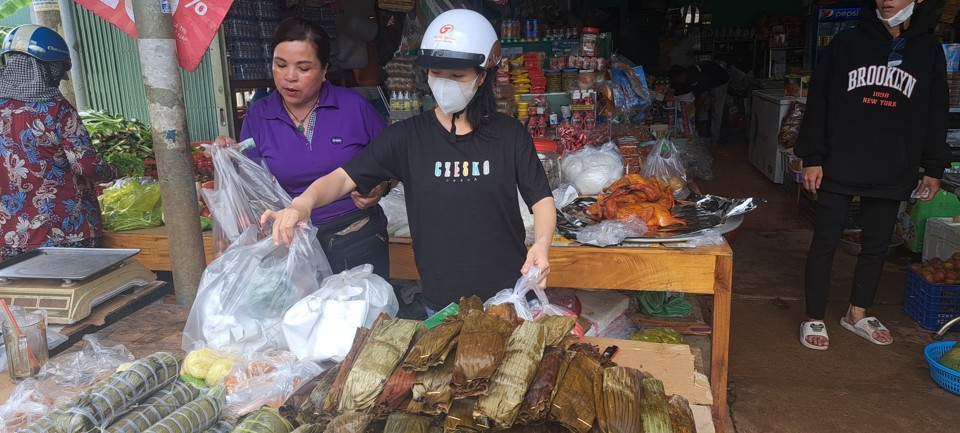 B&aacute;nh gai, vịt quay trong dịp Tết th&aacute;ng Bảy.