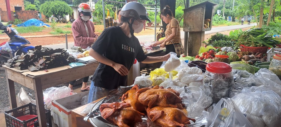 Vịt quay v&agrave; b&uacute;n tươi l&agrave; m&oacute;n ăn kh&ocirc;ng thể thiếu trong những ng&agrave;y Tết th&aacute;ng Bảy của người T&agrave;y, N&ugrave;ng.