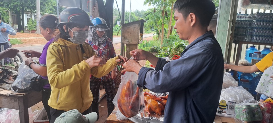 Một người T&agrave;y mua vịt quay trong dịp Tết th&aacute;ng Bảy.&nbsp;