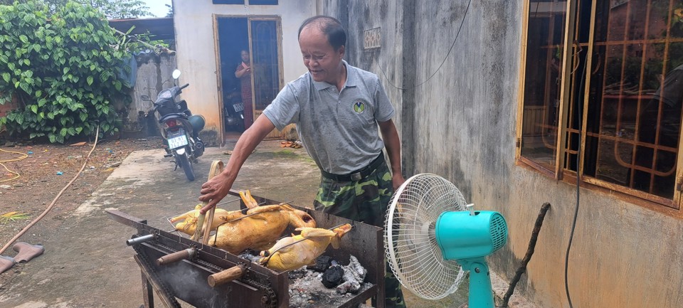 &Ocirc;ng N&ocirc;ng Hồng Qu&acirc;n quay vịt để bản th&acirc;n v&agrave; con trai đem về nh&agrave; ngoại trong dịp Tết th&aacute;ng Bảy.