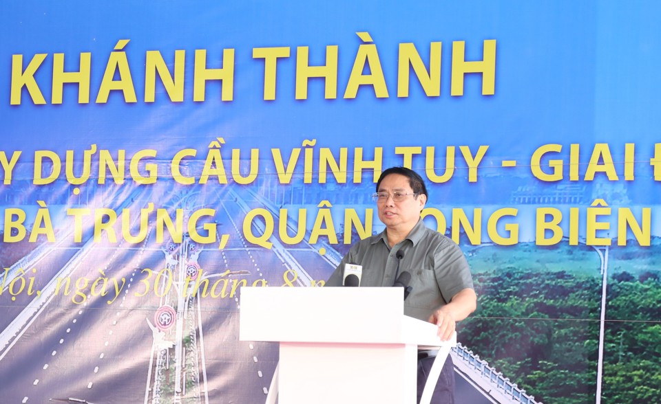 Thủ tướng Ch&iacute;nh phủ Phạm Minh Ch&iacute;nh ph&aacute;t biểu tại lễ th&ocirc;ng xe cầu Vĩnh Tuy giai đoạn 2. Ảnh: Thanh Hải.