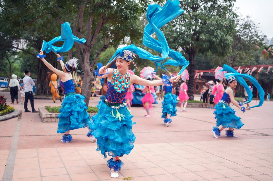 Biểu diễn vũ điệu Hula-la tại C&ocirc;ng vi&ecirc;n Thi&ecirc;n đường Bảo Sơn. Ảnh: Ho&agrave;i Nam