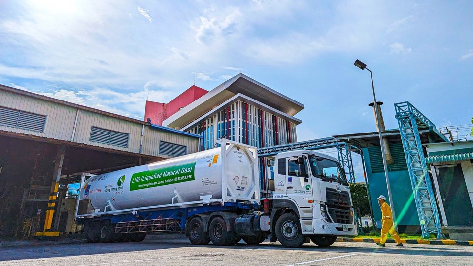 Xe bồn vận chuyển LNG tại nh&agrave; m&aacute;y của CNG Việt Nam