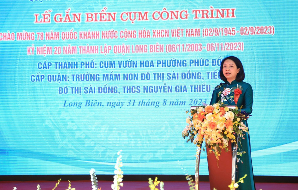 Ph&oacute; Chủ tịch UBND TP Vũ Thu H&agrave; ph&aacute;t biểu tại Lễ gắn biển c&aacute;c c&ocirc;ng tr&igrave;nh vườn hoa, trường học tr&ecirc;n địa b&agrave;n quận Long Bi&ecirc;n