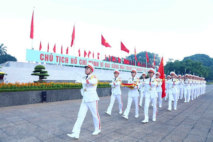 Sau khi thực hiện nghi lễ ch&agrave;o cờ, đội ti&ecirc;u binh v&ograve;ng qua trước Lăng Chủ tịch Hồ Ch&iacute; Minh, chuẩn bị nghi thức duyệt đội ngũ. (Ảnh: Phạm Ki&ecirc;n/TTXVN) &nbsp;