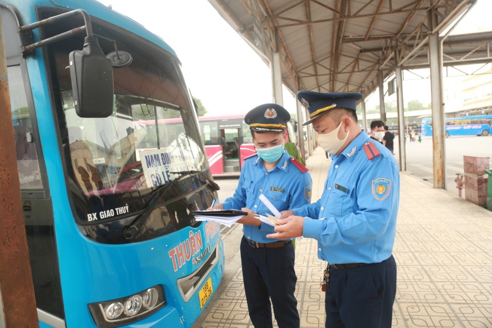 Thanh tra Sở GTVT TP Hà Nội kiểm tra phương tiện xe khách trước khi xuất bến. Ảnh: Phạm Công