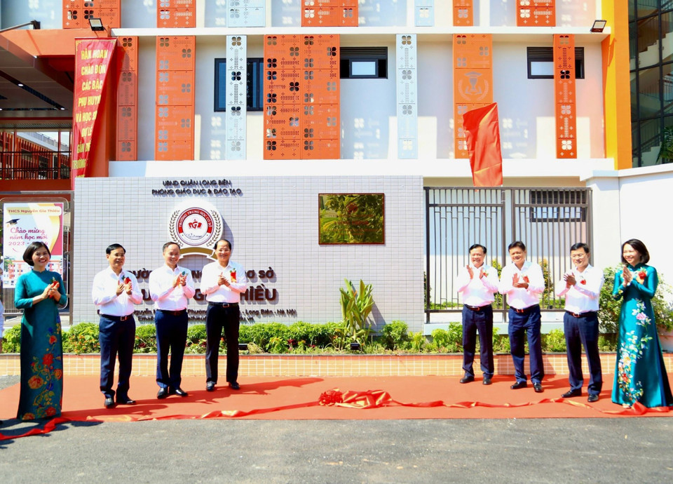 L&atilde;nh đạo TP v&agrave; quận Long Bi&ecirc;n l&agrave;m lễ mở biển c&ocirc;ng tr&igrave;nh Trường THCS Nguyễn Gia Thiều.