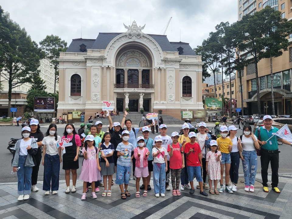 Đo&agrave;n tham quan Bảo t&agrave;ng Biệt động S&agrave;i G&ograve;n &ndash; Gia Định lần n&agrave;y chủ yếu l&agrave; c&aacute;c em thiếu nhi. Ảnh:&nbsp;Tiểu Th&uacute;y