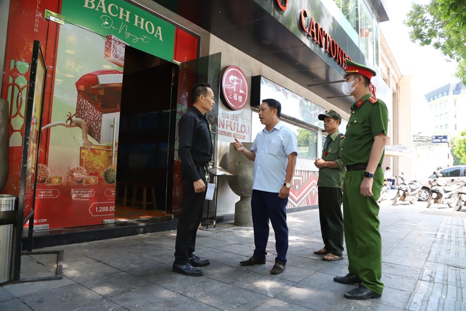 L&atilde;nh đạo UBND phường Tr&agrave;ng Tiền v&agrave; c&aacute;c đo&agrave;n thể tuy&ecirc;n truyền với c&aacute;c hộ kinh doanh.