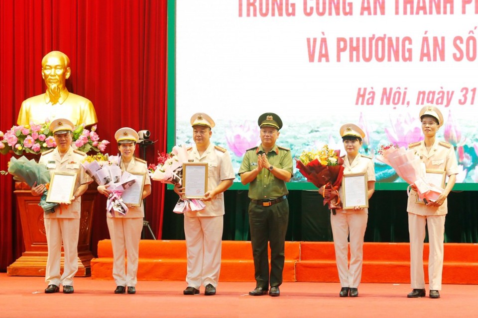 Đại t&aacute; Phạm Thanh H&ugrave;ng - Ph&oacute; Gi&aacute;m đốc C&ocirc;ng an TP trao quyết định điều động, bổ nhiệm chỉ huy một số đơn vị.