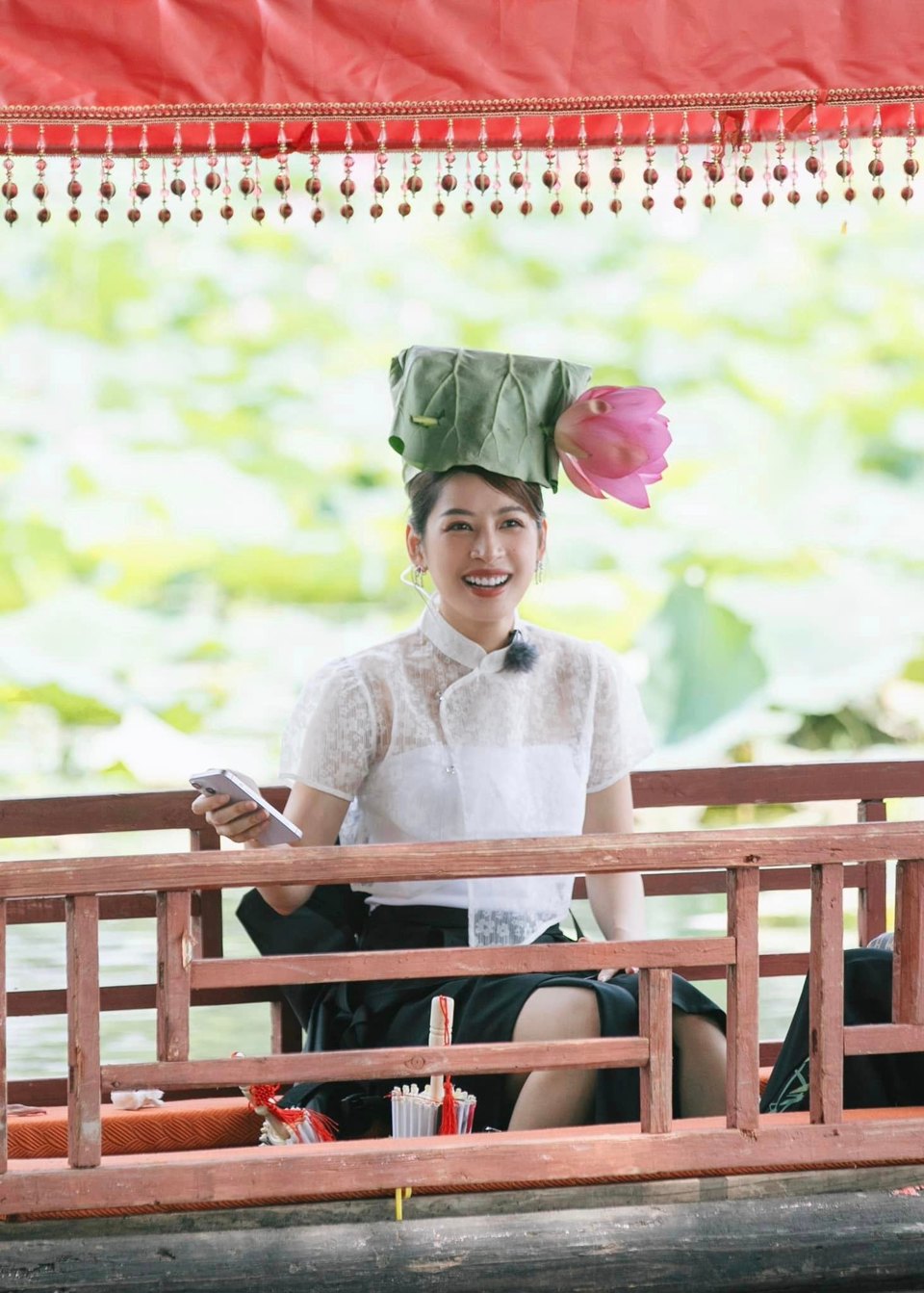 Nữ ca sĩ chia sẻ về văn h&oacute;a v&agrave; con người Việt Nam tại show ẩm thực của Trung Quốc, nhận được sự quan t&acirc;m lớn từ fans v&agrave; c&aacute;c nghệ sĩ. Ảnh: Fanpage Chi Pu