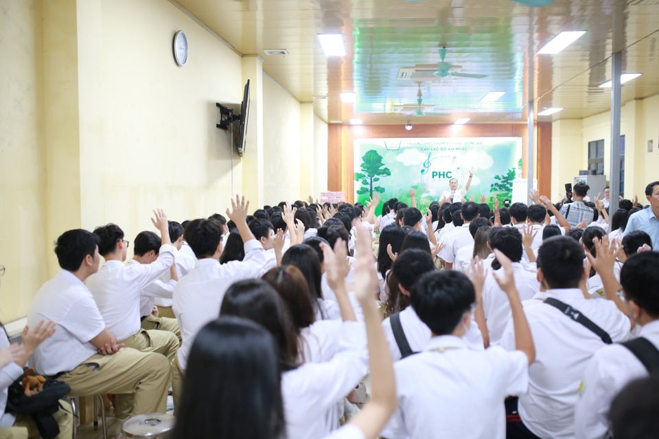 Học sinh Trường THPT Phan Huy Chú- Đống Đa tích cực tham gia hoạt động tăng cường kỹ năng sống (Ảnh: FBNT)