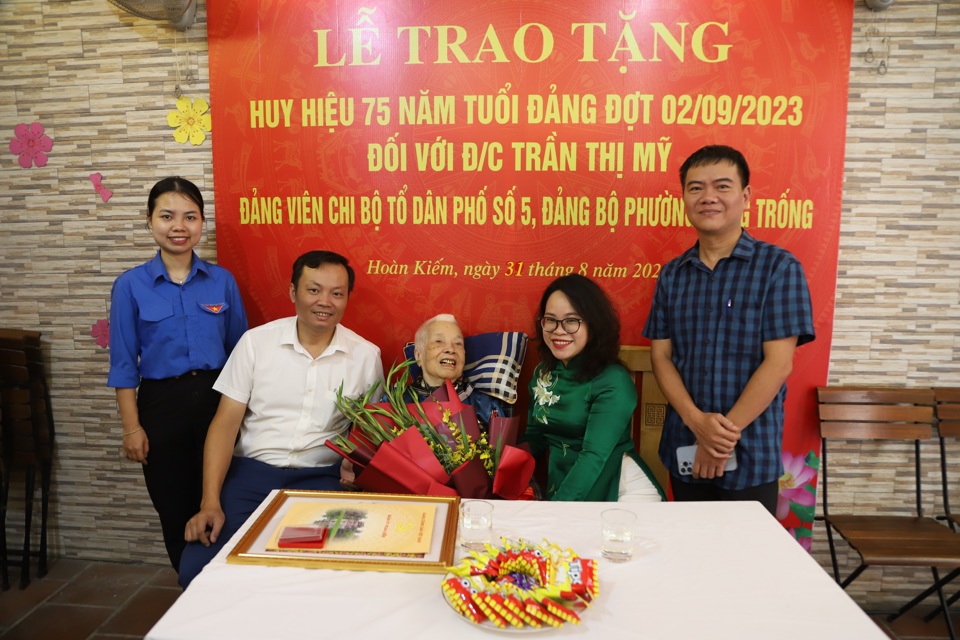 B&iacute; thư Đảng ủy phường H&agrave;ng Trống, quận Ho&agrave;n Kiếm Trịnh Ngọc Tr&acirc;m v&agrave; l&atilde;nh đạo Đảng ủy phường ch&uacute;c mừng&nbsp;ảng vi&ecirc;n&nbsp;Trần Thị Mỹ