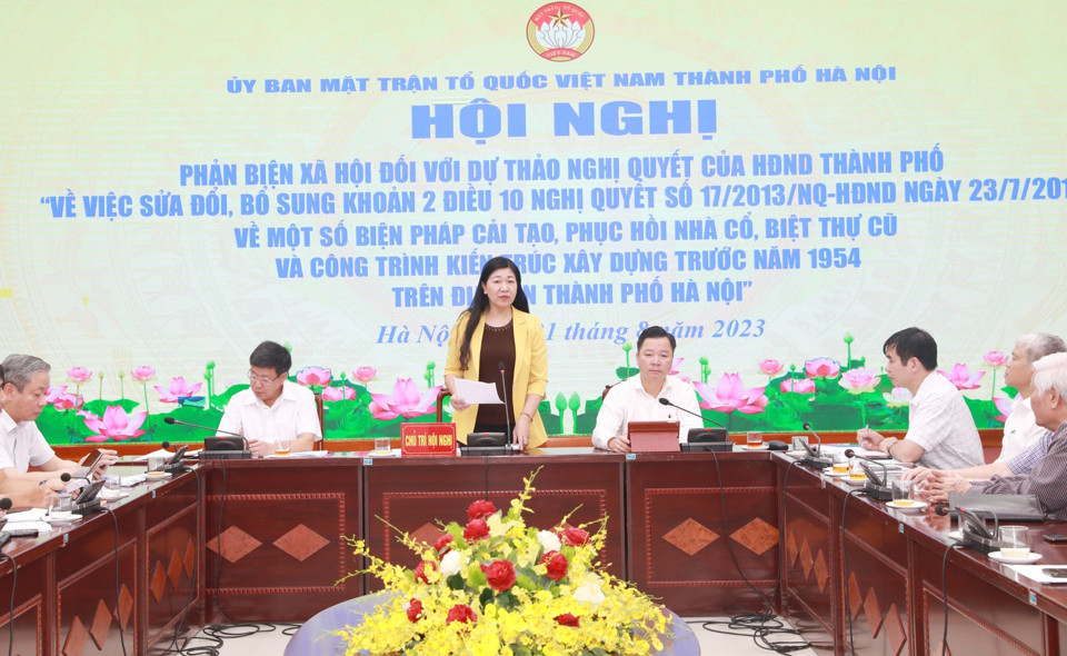 Chủ tịch Ủy ban MTTQ Việt Nam TP H&agrave; Nội Nguyễn Lan Hương chủ tr&igrave; Hội nghị