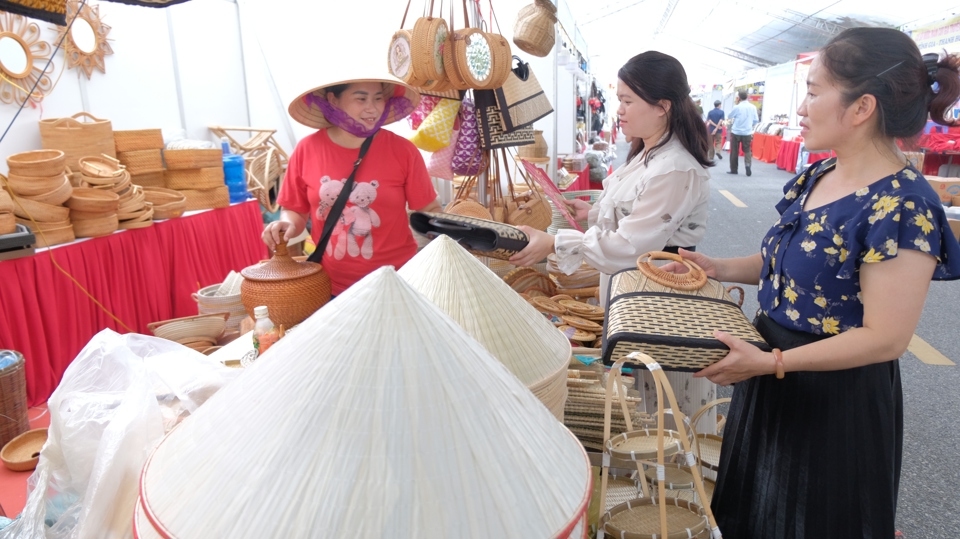 Người dân Hà Nội chọn mua sản phẩm OCOP tại tuần hàng giới thiệu sản phẩm OCOP tổ chức ở Khu đô thị Việt Hưng (quận Long Biên). Ảnh: Lâm Nguyễn