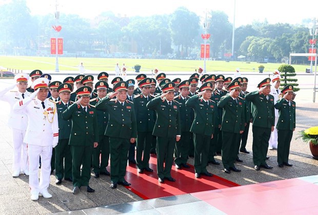 Đo&agrave;n Đại biểu Qu&acirc;n ủy Trung ương-Bộ Quốc ph&ograve;ng th&agrave;nh k&iacute;nh tưởng nhớ Chủ tịch Hồ Ch&iacute; Minh. (Ảnh: Phạm Ki&ecirc;n/TTXVN) &nbsp;