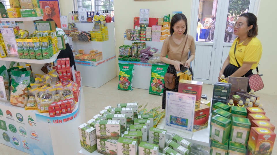Sản phẩm OCOP của các hợp tác xã tham gia xúc tiến tiêu thụ do UBND TP Hà Nội tổ chức. Ảnh: Lâm Nguyễn