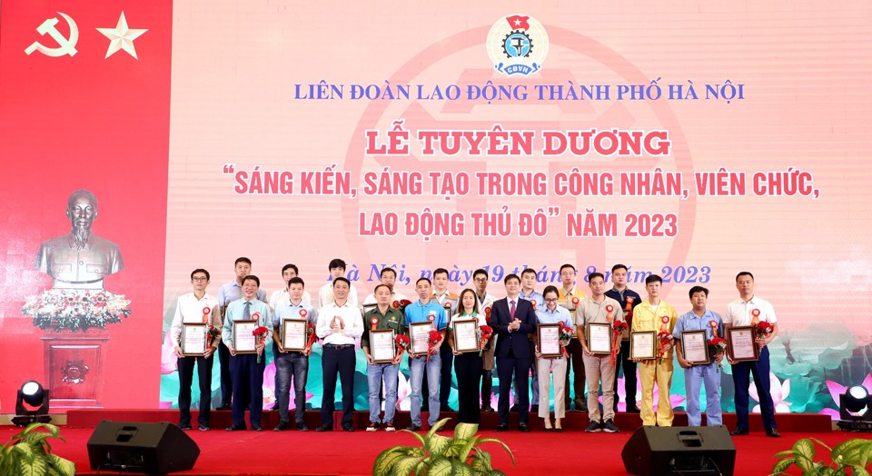 C&ocirc;ng nh&acirc;n vi&ecirc;n chức lao động được tuy&ecirc;n dương do c&oacute; th&agrave;nh t&iacute;ch xuất sắc trong phong tr&agrave;o &ldquo;Lao động s&aacute;ng tạo&rdquo; năm 2023