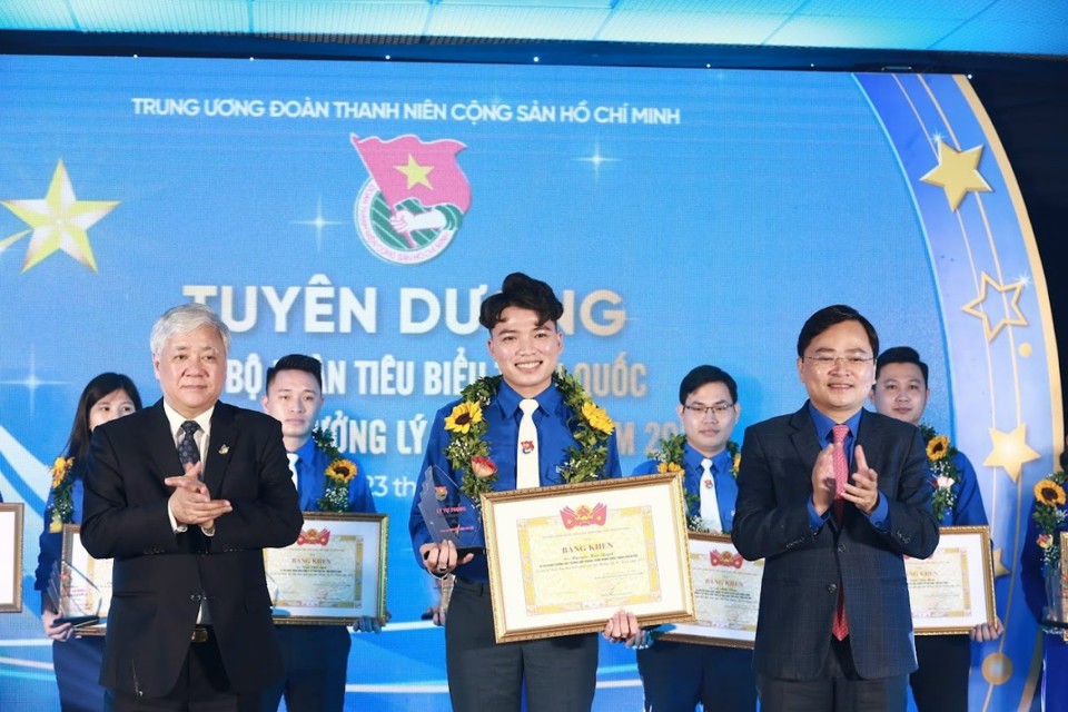 Thầy Nguyễn Hữu Quyết vinh dự nhận giải thưởng Lý Tự Trọng 2022. Ảnh: Văn Công
