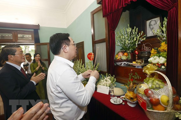Chủ tịch Quốc hội Vương Đ&igrave;nh Huệ d&acirc;ng hương tưởng niệm Chủ tịch Hồ Ch&iacute; Minh. (Ảnh: Do&atilde;n Tấn/TTXVN) &nbsp;