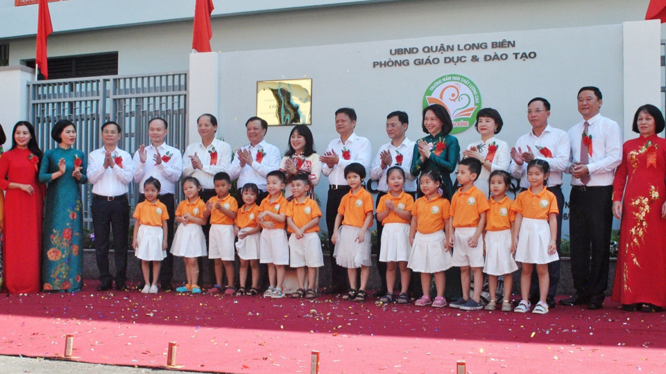 L&atilde;nh đạo Th&agrave;nh phố, quận Long Bi&ecirc;n v&agrave; c&ocirc; tr&ograve; trường mầm non đ&ocirc; thị S&agrave;i Đồng&nbsp; vui mừng b&ecirc;n khu trường mới ho&agrave;n th&agrave;nh trước thềm năm học mới