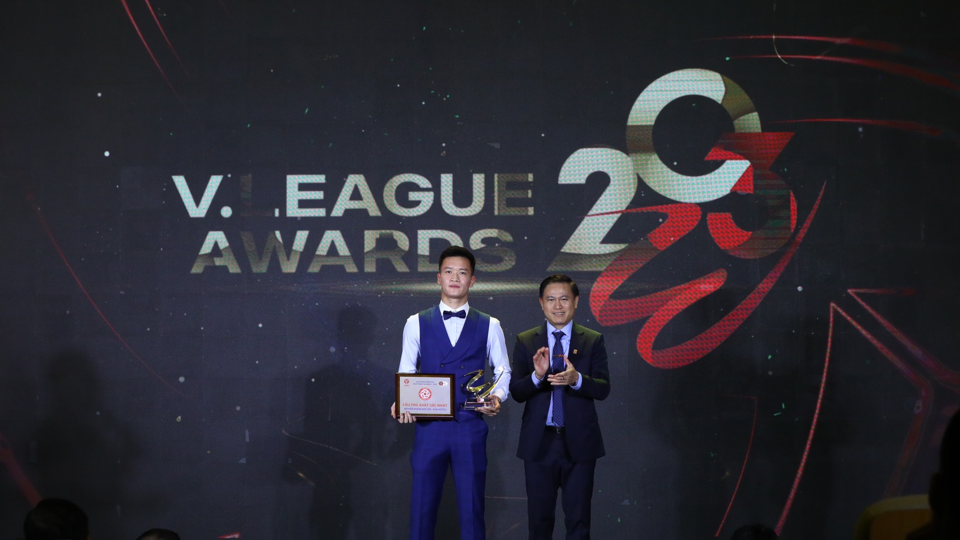 Tiền vệ Nguyễn Ho&agrave;ng Đức nhận danh hiệu&nbsp;Cầu thủ xuất sắc nhất V-League 2023.