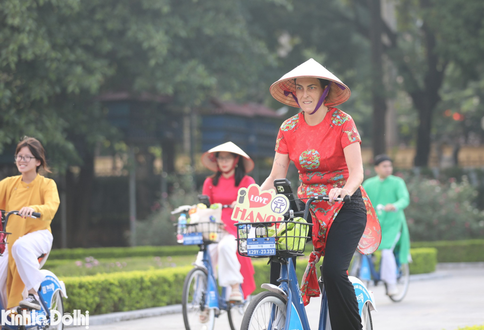 Hà Nội: Hơn 100 người đạp xe diễu hành áo dài kỷ niệm Quốc khánh 2/9 - Ảnh 4