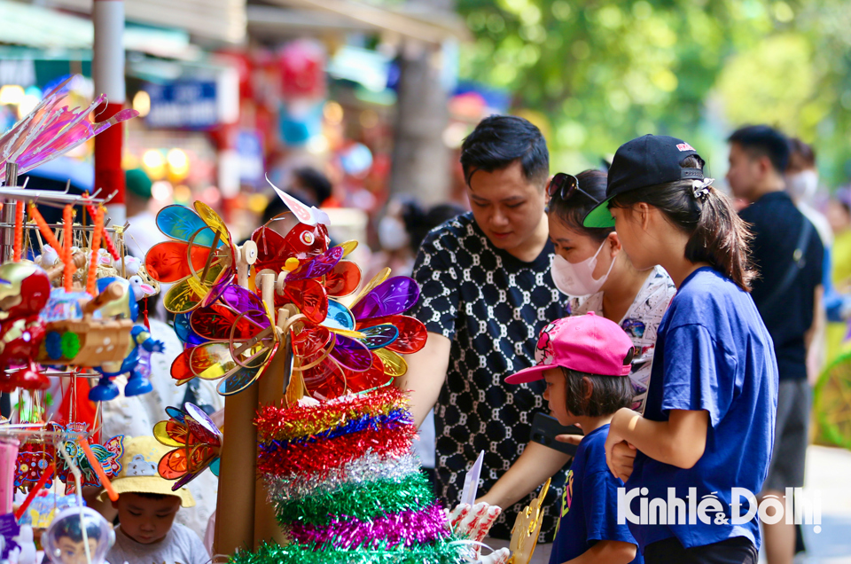 Một tiểu thương bu&ocirc;n b&aacute;n tr&ecirc;n phố H&agrave;ng M&atilde; cho biết: "Từ đầu th&aacute;ng 8 Dương lịch, ch&uacute;ng t&ocirc;i đ&atilde; chuẩn bị h&agrave;ng v&agrave; t&iacute;ch trữ h&agrave;ng để tung ra thị trường dịp Tết Trung thu năm nay. C&aacute;c sản phẩm đồ chơi truyền thống được sản xuất tại Việt Nam chiếm khoảng 60%, 40% c&ograve;n lại l&agrave; h&agrave;ng nhập ngoại. Hiện, ngo&agrave;i b&aacute;n trực tiếp ch&uacute;ng t&ocirc;i c&ograve;n b&aacute;n th&ecirc;m cả online để thuận tiện cho nhu cầu mua sắm của người d&acirc;n".