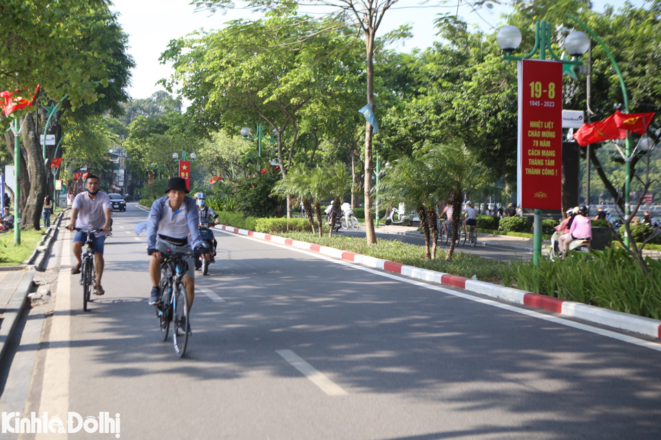 Người d&acirc;n Thủ đ&ocirc; thoải m&aacute;i di chuyển tr&ecirc;n đường Thanh Ni&ecirc;n.