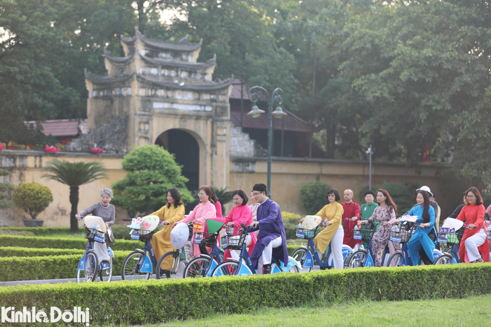 Hà Nội: Hơn 100 người đạp xe diễu hành áo dài kỷ niệm Quốc khánh 2/9 - Ảnh 1