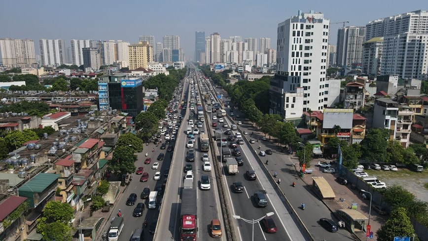 V&agrave;nh đai 3 tr&ecirc;n cao đoạn qua địa b&agrave;n quận Thanh Xu&acirc;n đ&ocirc;ng đ&uacute;c l&uacute;c 8 giờ s&aacute;ng.