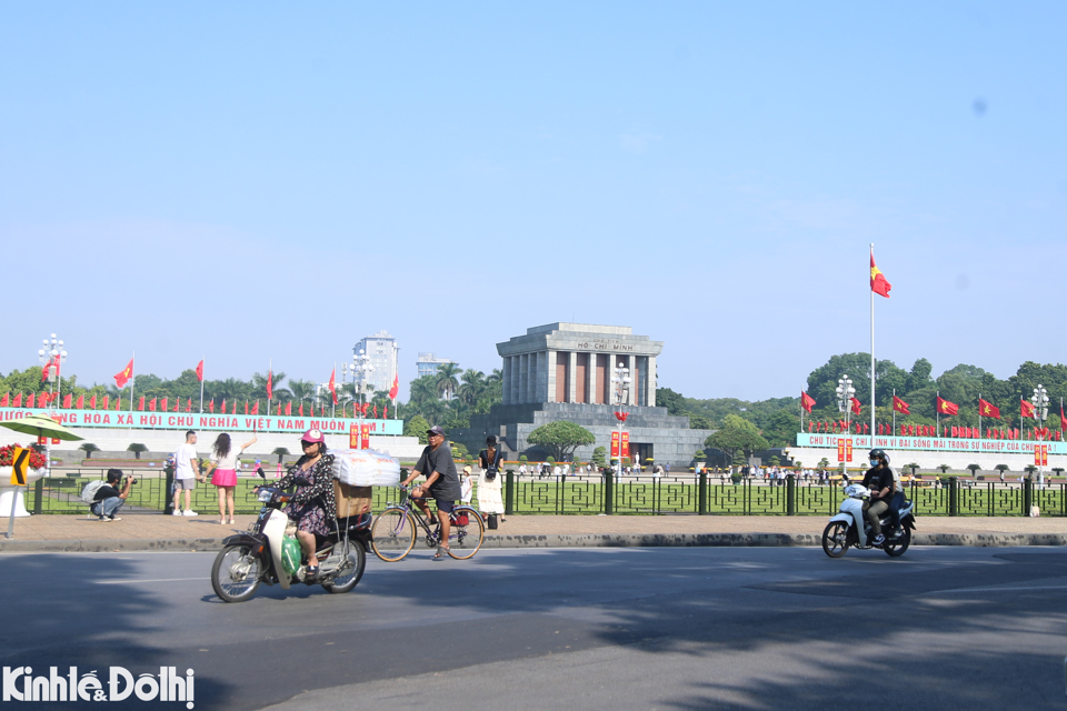 Theo ghi nhận, người d&acirc;n chủ yến đến với những điểm di t&iacute;ch, tham quan. Trong đ&oacute;, Lăng B&aacute;c l&agrave; địa điểm &iacute;t người bỏ qua trong những ng&agrave;y nghỉ lễ 2/9.