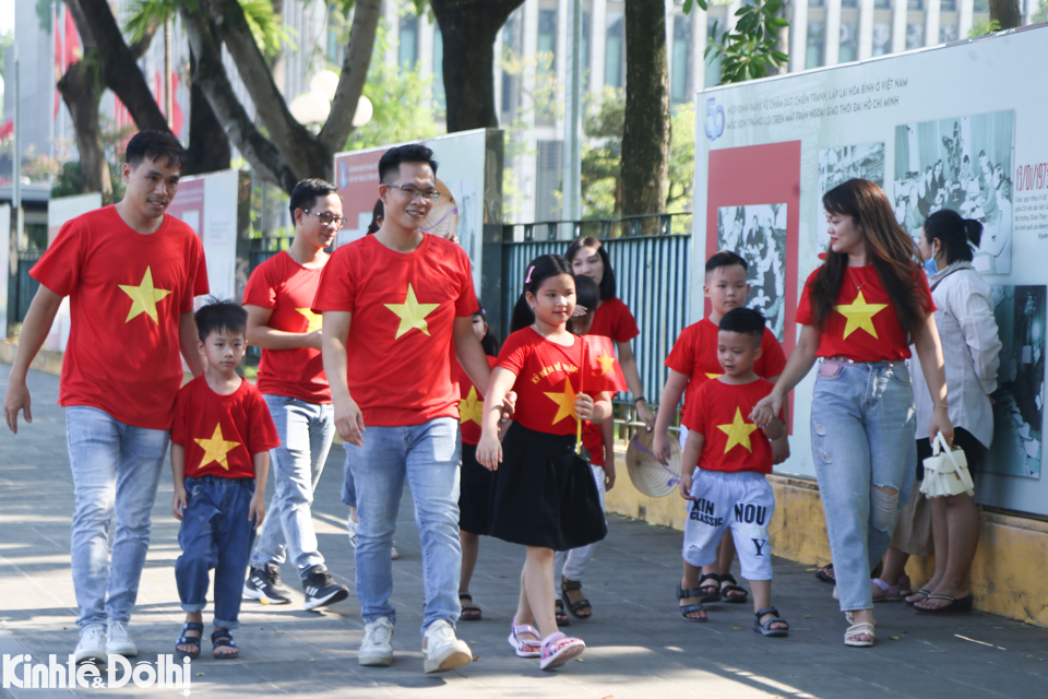 Người d&acirc;n bốn phương h&agrave;o hứng v&agrave;o Lăng viếng B&aacute;c trong ng&agrave;y nghỉ đầu ti&ecirc;n của Quốc kh&aacute;nh 2/9.