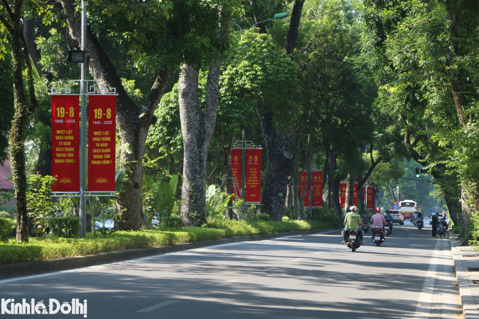 Những tuyến phố được trang ho&agrave;ng với cờ hoa, băng r&ocirc;n tạo n&ecirc;n vẻ đẹp của Thủ đ&ocirc; H&agrave; Nội đ&uacute;ng thời điểm m&ugrave;a Thu.