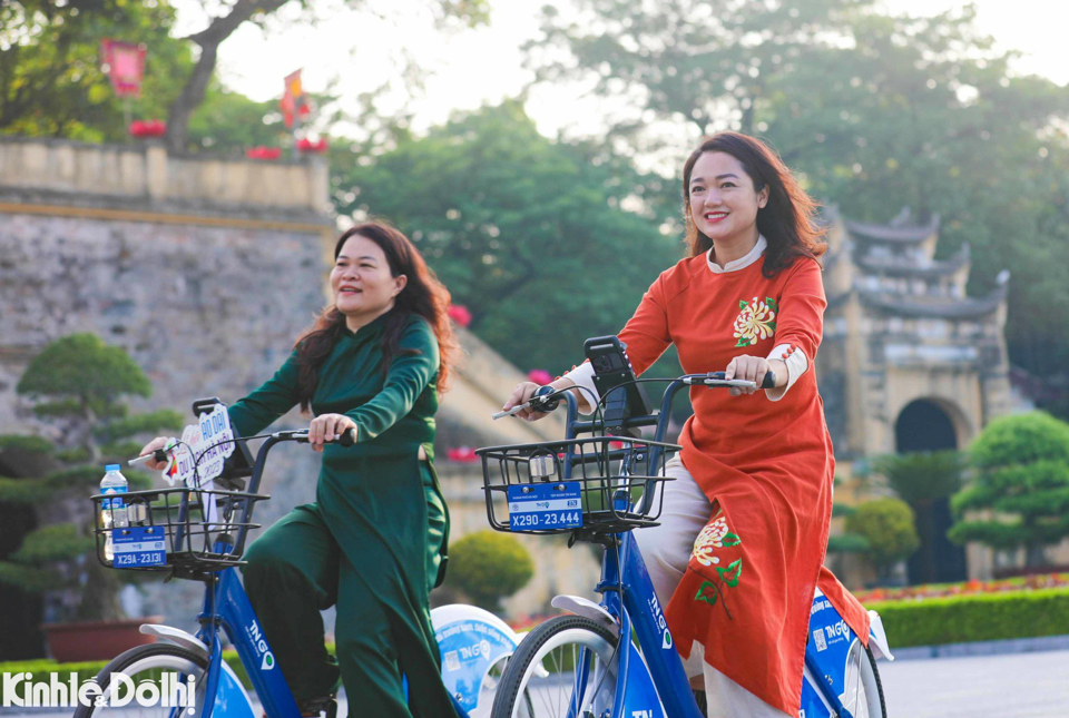 Hà Nội: Hơn 100 người đạp xe diễu hành áo dài kỷ niệm Quốc khánh 2/9 - Ảnh 2