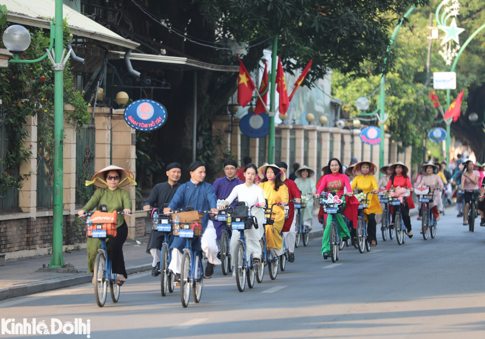Hà Nội: Hơn 100 người đạp xe diễu hành áo dài kỷ niệm Quốc khánh 2/9 - Ảnh 3