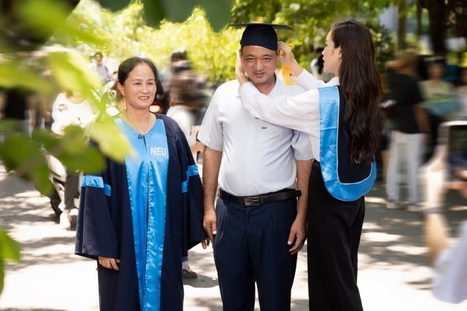Bố mẹ c&ocirc; từ Thanh H&oacute;a ra dự lễ tốt nghiệp của con g&aacute;i. Ảnh: Facebook nh&acirc;n vật