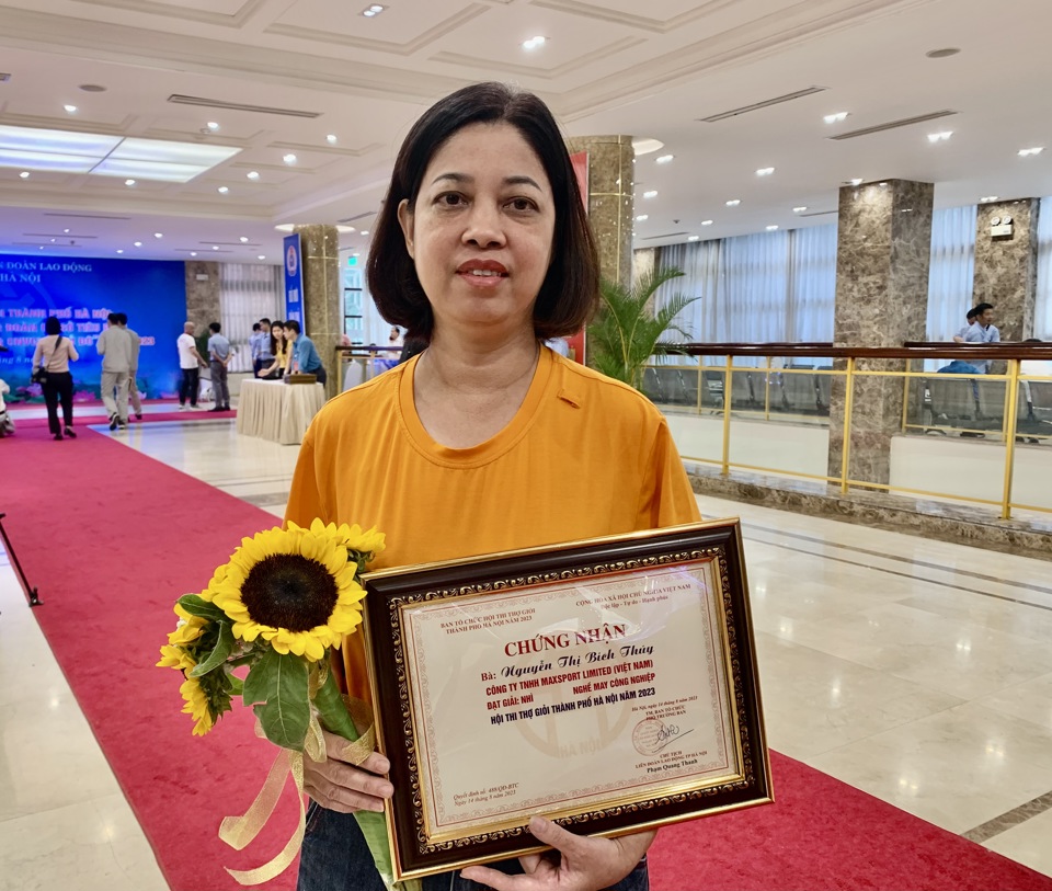 Chị Nguyễn Thị B&iacute;ch Thủy phấn khởi khi được trao giải Nh&igrave; may c&ocirc;ng nghiệp