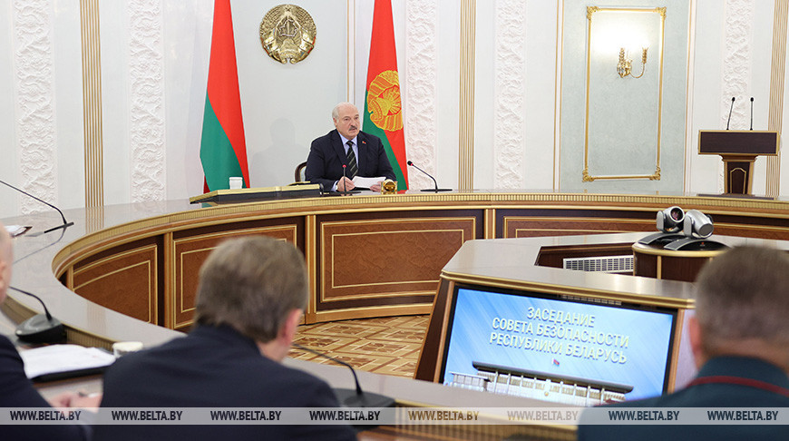 &Ocirc;ng Lukashenko họp với Hội đồng An ninh Belarus ng&agrave;y 31/8. Ảnh: Belta
