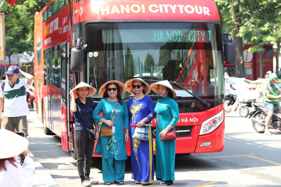 Hà Nội: Người dân háo hức nhận vé đi xe buýt 2 tầng miễn phí - Ảnh 3