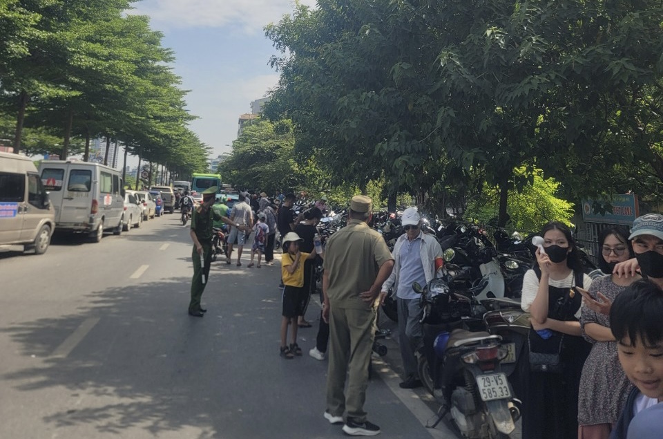 "Căng mình" đảm bảo an ninh trật tự quanh công viên Thủ lệ - Ảnh 1