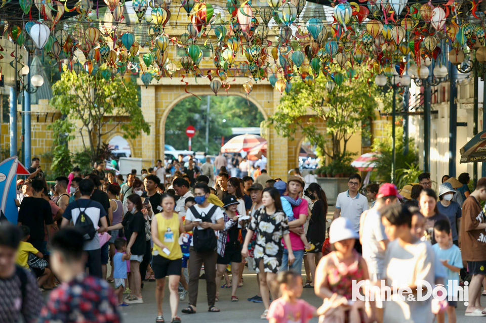 C&ograve;n tại C&ocirc;ng vi&ecirc;n nước Hồ T&acirc;y thu h&uacute;t h&agrave;ng ngh&igrave;n kh&aacute;ch tới trải nghiệm, bơi lội cũng như vui chơi tại tổ hợp tại đ&acirc;y.