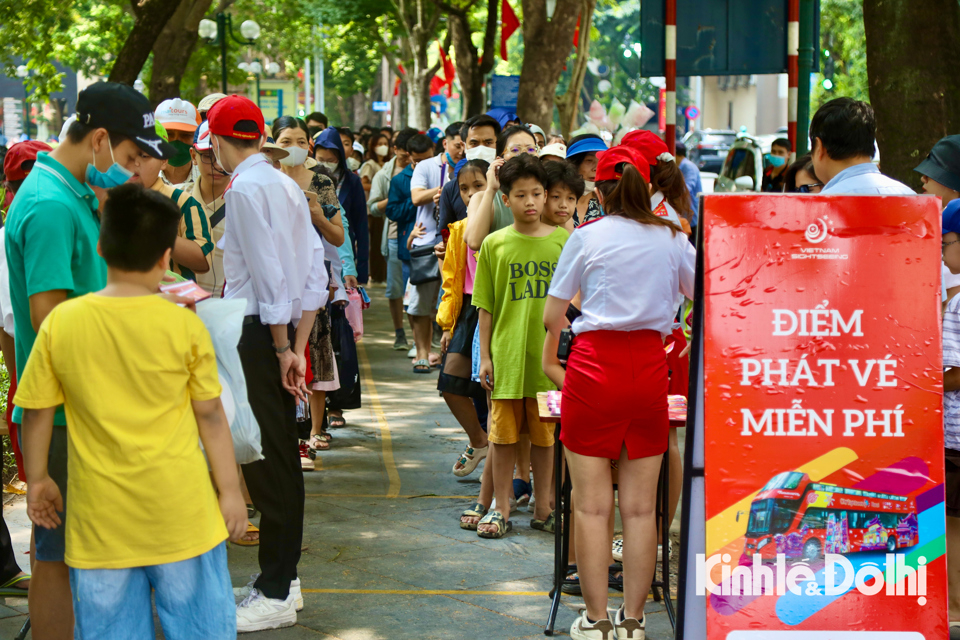 C&ograve;n tại&nbsp;khu vực Vườn hoa 19/8 - đối diện Nh&agrave; h&aacute;t Lớn H&agrave; Nội, rất đ&ocirc;ng người d&acirc;n xếp h&agrave;ng để nhận v&eacute; trải nghiệm dịch vụ đi xe bu&yacute;t 2 tầng miễn ph&iacute;.