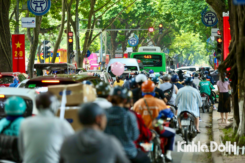 Dọc tuyến phố Phan Đ&igrave;nh Ph&ugrave;ng lu&ocirc;n trong t&igrave;nh trạng &ugrave;n tắc v&igrave; số lượng người đến chụp ảnh v&agrave; dạo phố rất đ&ocirc;ng.