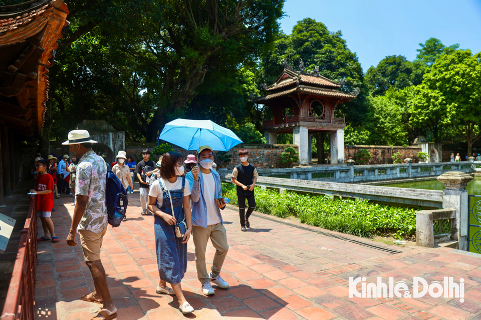 Tại di t&iacute;ch lịch sử Văn Miếu cũng thu h&uacute;t lượng du kh&aacute;ch tới tham quan.