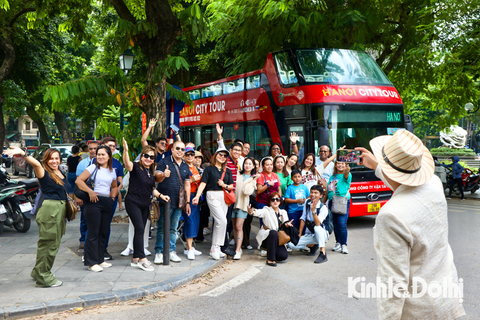 Nhiều kh&aacute;ch du lịch, người d&acirc;n h&agrave;o hứng khi trải nghiệm xe bu&yacute;t 2 tầng miễn ph&iacute; trong dịp nghỉ lễ 2/9.