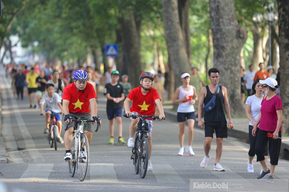 Người d&acirc;n đi xe đạp tập thể dục, dạo chơi tr&ecirc;n đường phố H&agrave; Nội.