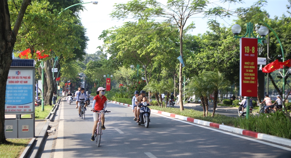 Người d&acirc;n thong dong đạp xe tr&ecirc;n đường Thanh Ni&ecirc;n.
