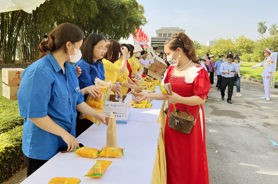 Du lịch H&agrave; Nội tặng qu&agrave; cho du kh&aacute;ch thăm Lăng B&aacute;c trong ng&agrave;y Quốc kh&aacute;nh 2/9. Ảnh: Ho&agrave;i Nam